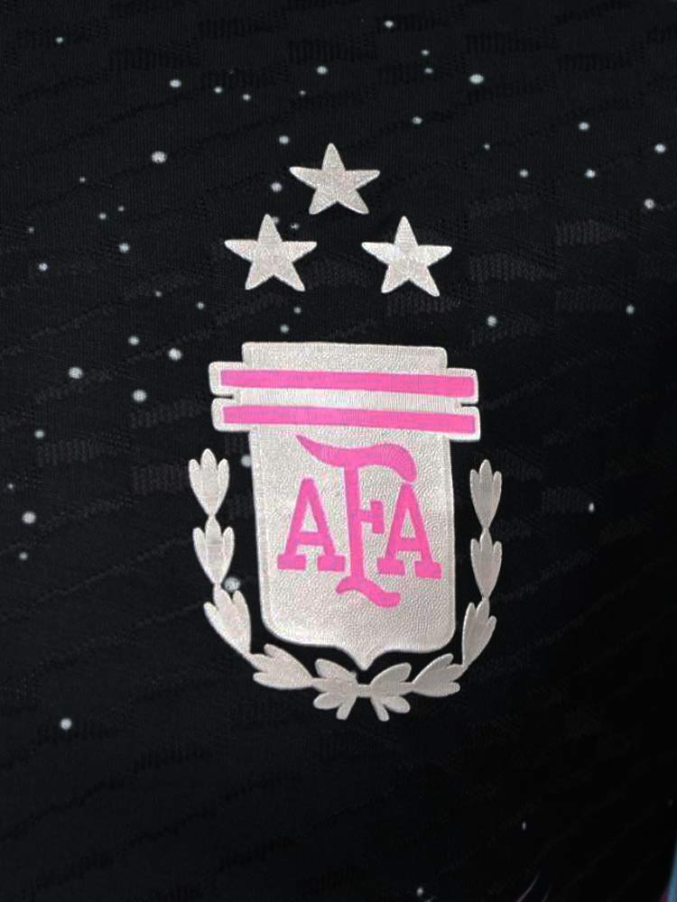 Logo AFA rose maillot Argentine Painting 2026 noir – détail poitrine trois étoiles