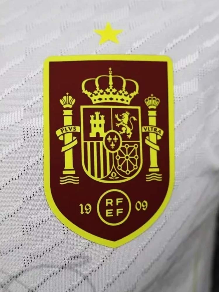 maillot Espagne Clavel Rojo 2026 logo écusson Espagne bordeaux or étoile zoom