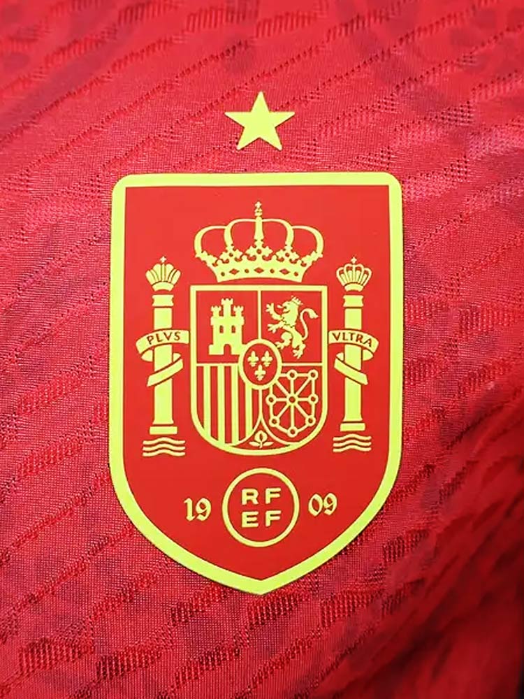 maillot Espagne País 2026 logo écusson Espagne rouge or étoile zoom