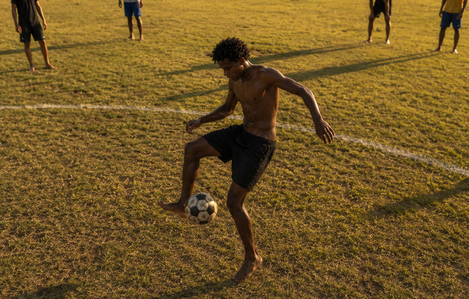 un footballeur brésilien pratiquant le beau jeu