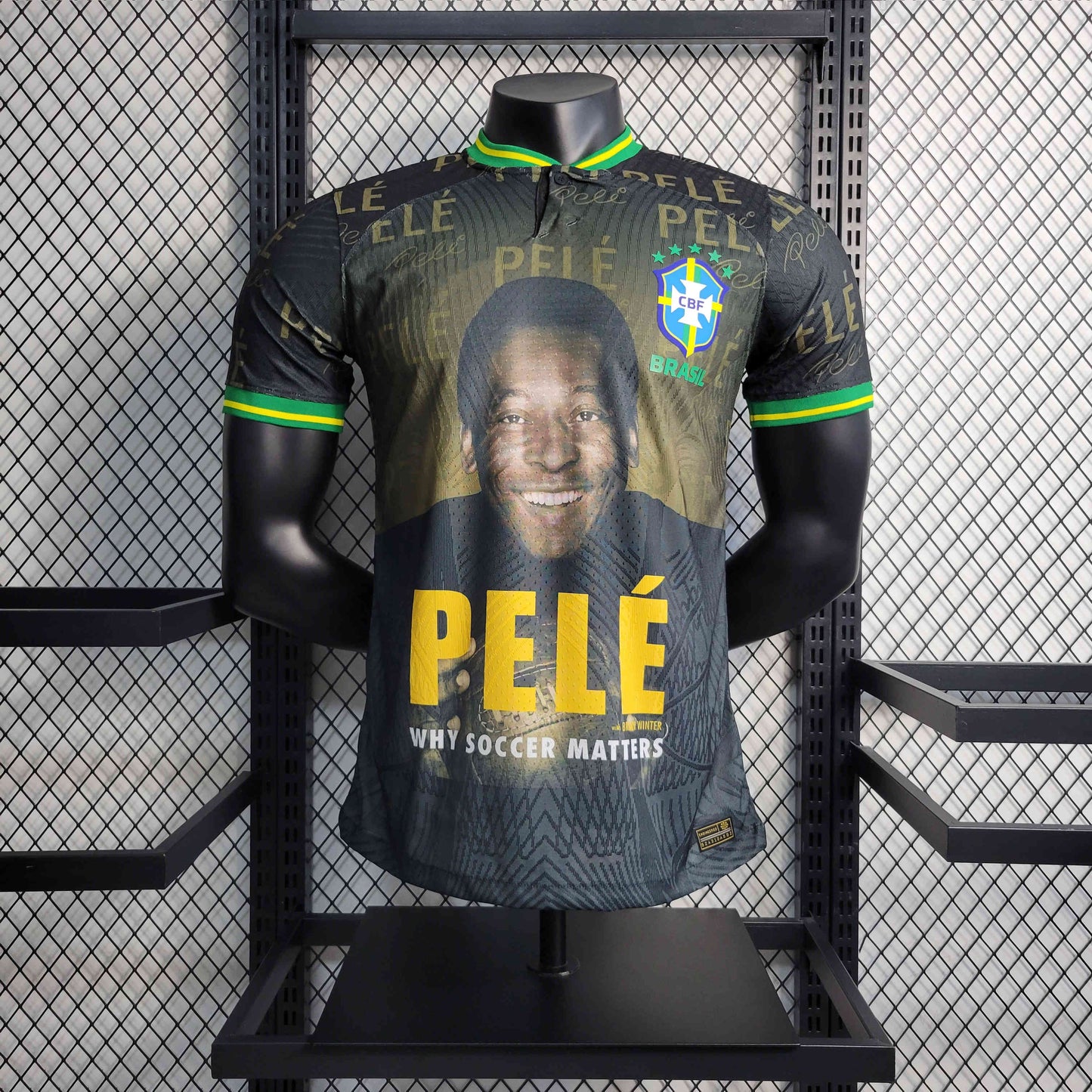 Maillot concept du Brésil avec portrait de Pelé, texte 'Why Soccer Matters' et écusson de la CBF, fond noir avec détails verts et jaunes