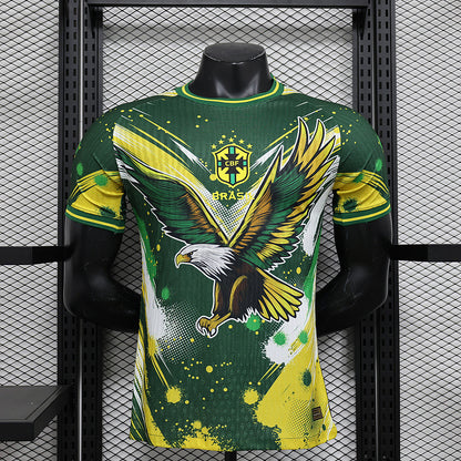 Maillot concept 2024/2025 du Brésil avec un aigle en vol sur fond vert, jaune et blanc, écusson de la CBF brodé, design audacieux avec des éclaboussures de peinture verte et jaune