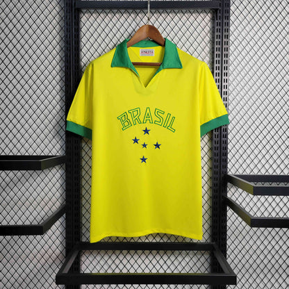 Maillot vintage concept du Brésil jaune avec étoiles, col vert, et texte 'Brasil', design rétro et classique en hommage aux années de gloire du football brésilien