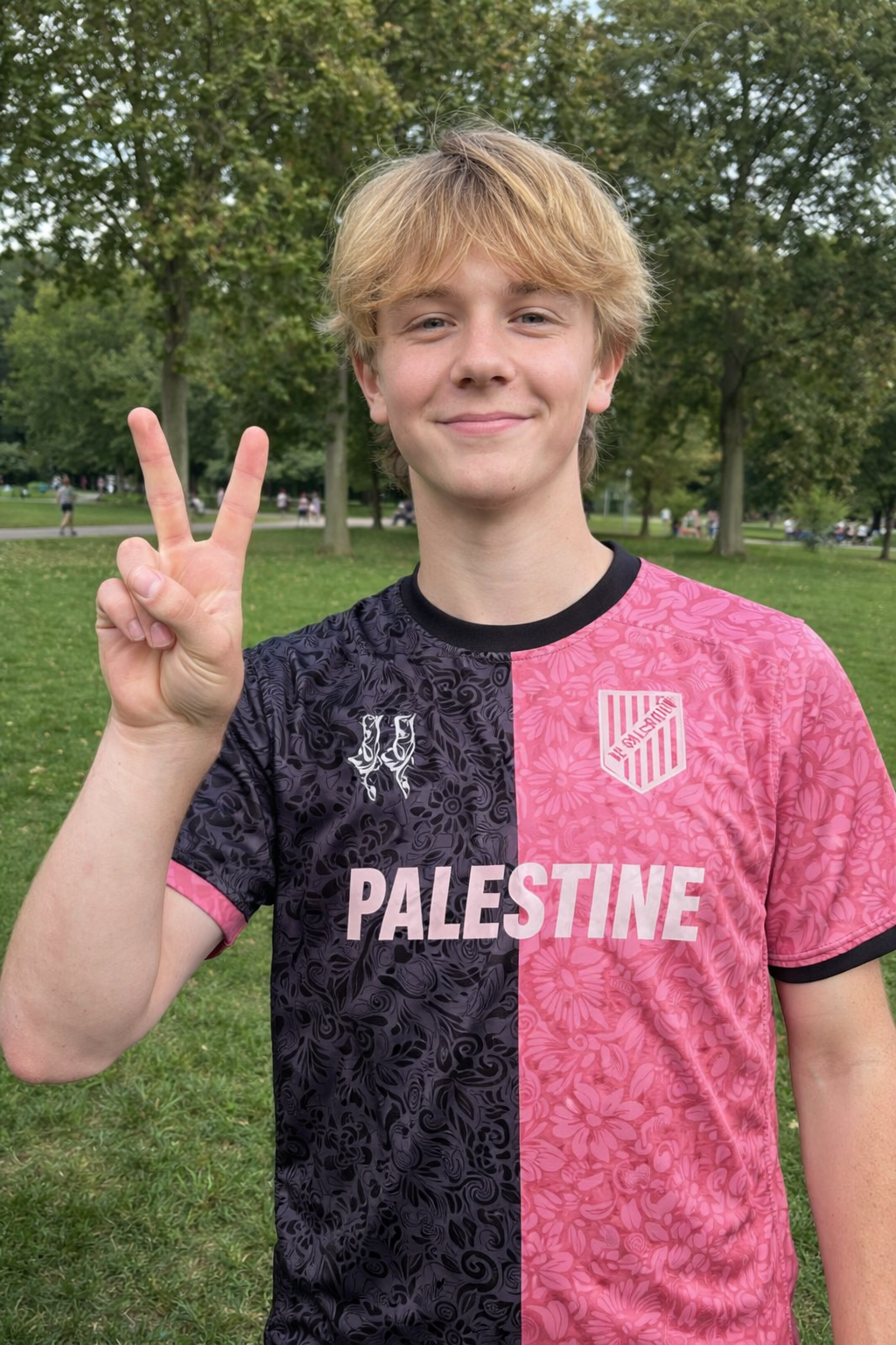 Adolescent portant un maillot de la Palestine