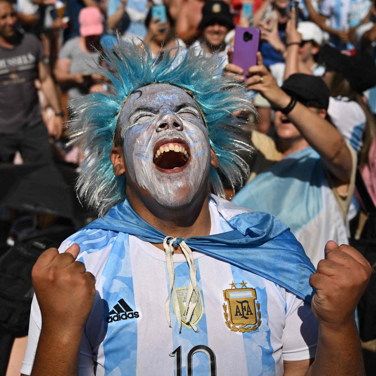 Supporter célébrant la victoire de l'Argentine en Coupe du Monde avec son maillot