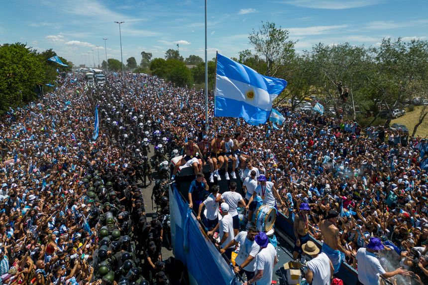 Le peuple argentin célébrant la victoire en Coupe du Monde avec leurs maillots et leurs drapeaux agités en l'air