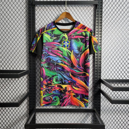 Maillot concept du Brésil 2024 avec des motifs tropicaux abstraits multicolores sur fond noir, écusson de la CBF brodé