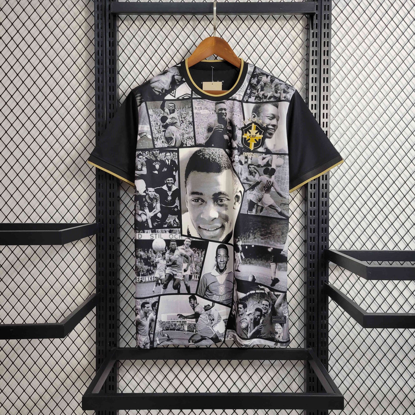 Maillot concept du Brésil en noir et blanc avec collage de photos de Pelé, écusson de la CBF brodé, design hommage au légendaire joueur brésilien