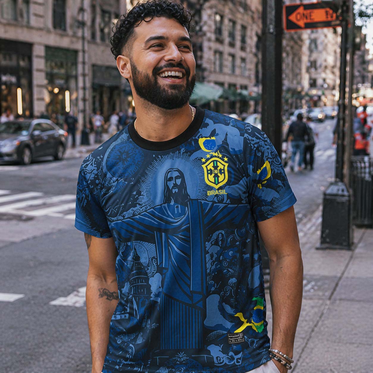 Homme portant un maillot du Brésil de Jésus-Christ