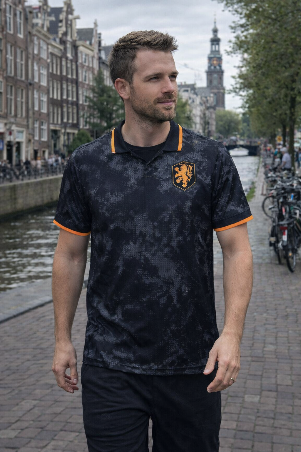 Homme portant le maillot des Pays-Bas