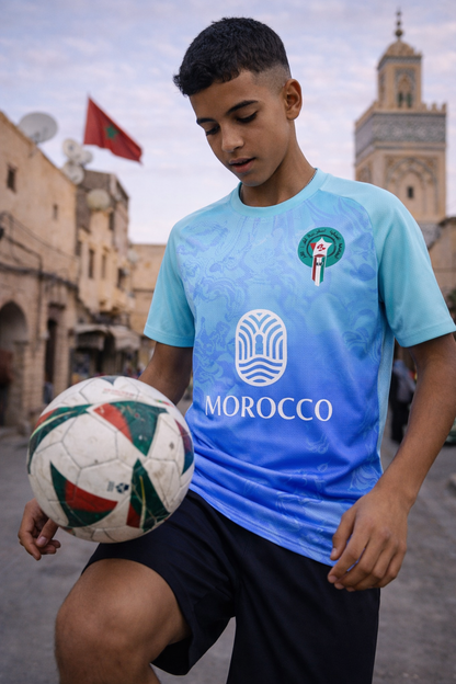 Jeune marocain jouant au football avec un maillot bleu