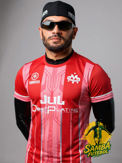 Jul portant un maillot concept rouge de l'OM