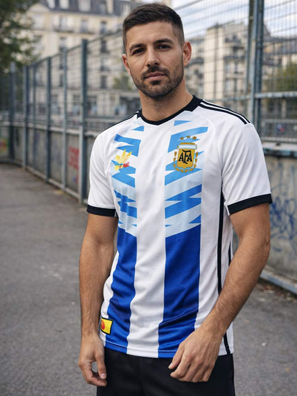 Maillot Argentine Dragon Ball 2026 porté en ville – version streetwear football x manga
