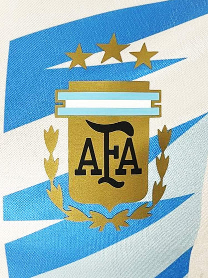 Blason AFA maillot Argentine Dragon Ball 2026 – logo doré sur bandes bleu ciel