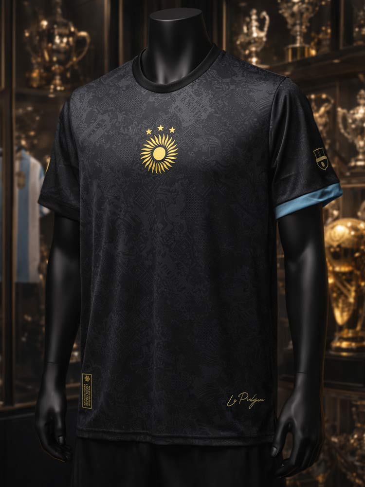 Maillot Argentine Pulga noir 2026 devant vitrine trophées – version premium concept