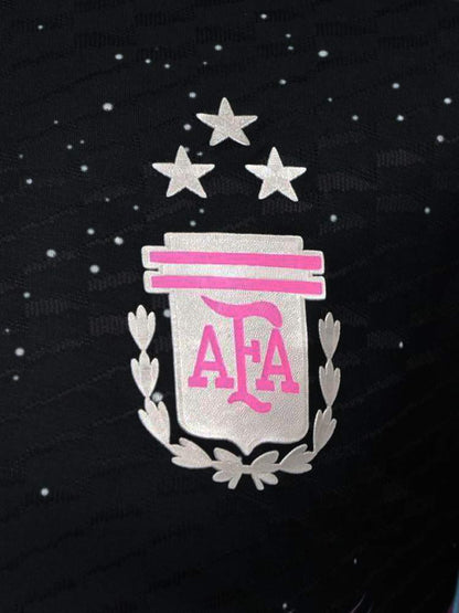 Logo AFA rose maillot Argentine Painting 2026 noir – détail poitrine trois étoiles