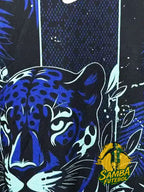 maillot du Brésil Tigre Bleu avec motifs tropicaux et tête de tigre, design Samba Futebol