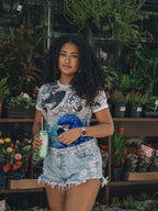 Maillot du Brésil avec un Ara de Spix, perroquet bleu, porté par une femme