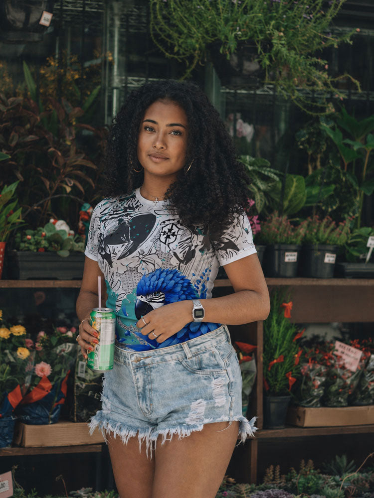 Maillot du Brésil avec un Ara de Spix, perroquet bleu, porté par une femme