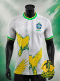 Maillot de foot Brésil blanc à colombes jaunes, vue de face avec écusson CBF et col vert