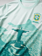 Détail de l'imprimé Christ Rédempteur et baie de Rio sur le maillot Brésil vert menthe