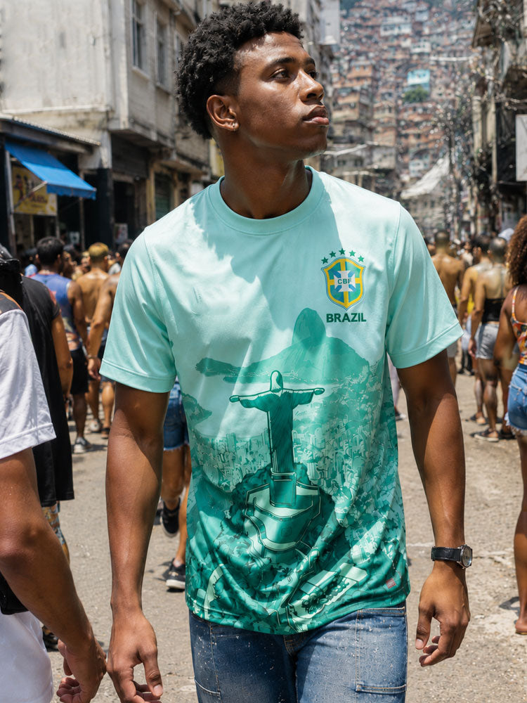 Homme portant le maillot Brésil vert menthe Rio, photo en rue lors d'un carnaval brésilien