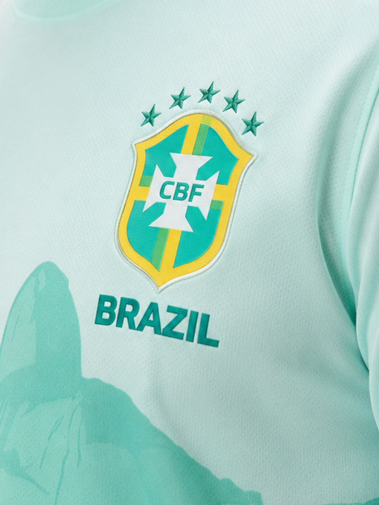 Zoom sur l'écusson CBF brodé cinq étoiles du maillot Brésil vert menthe
