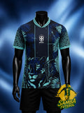 Maillot de football Brésil bleu jaguar, vue de face avec écusson CBF – design jungle tropicale