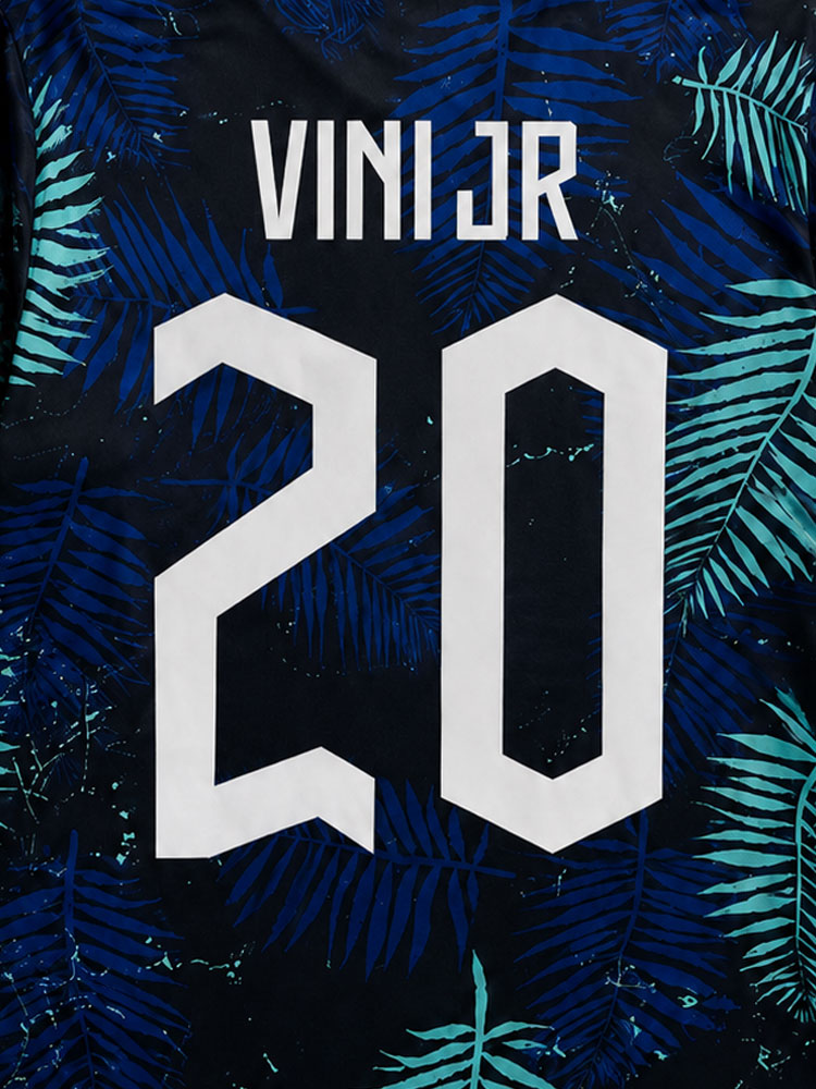 Dos du maillot Brésil bleu avec flocage « VINI JR 20 » blanc sur motif feuilles tropicales