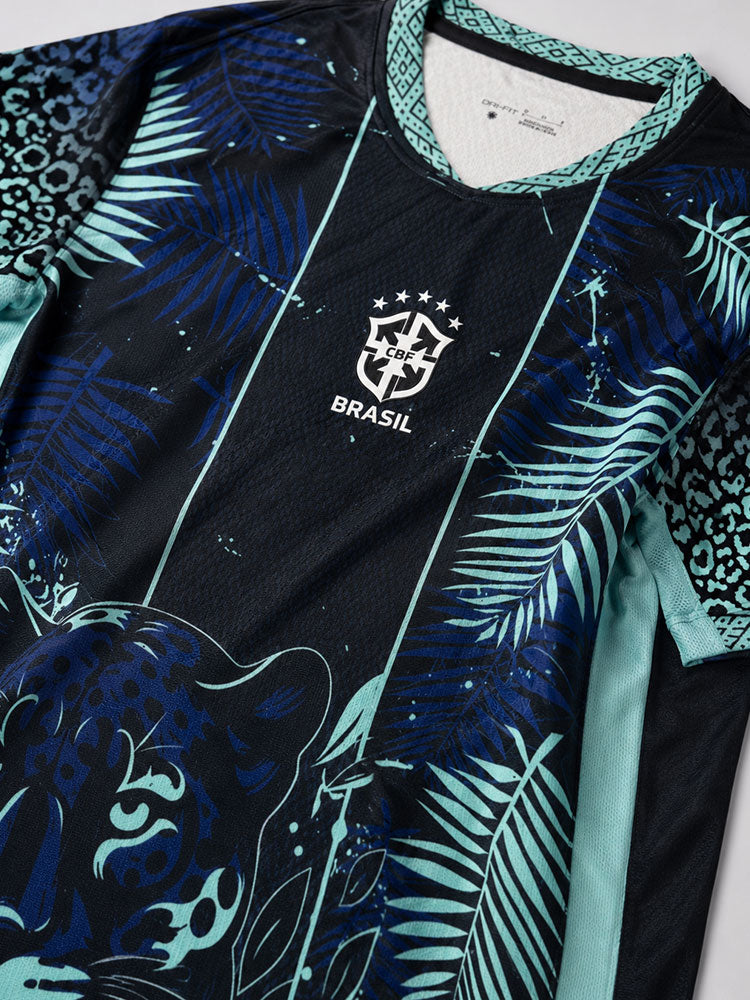 Zoom tissu du maillot Brésil bleu, motif jaguar, fougères et léopard turquoise – écusson CBF