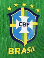 Zoom maillot Brésil Verde 2026 – écusson CBF brodé sur fond vert texturé – Samba Futebol