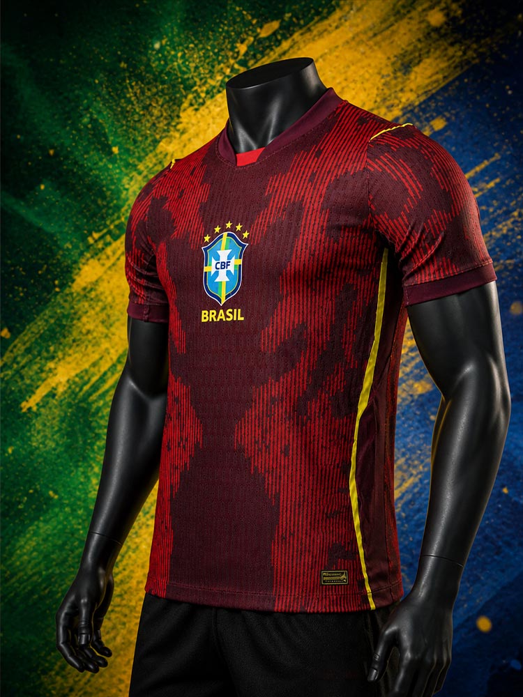 Maillot Brésil Vermelho 2026 vue trois quarts – rouge bordeaux avec motif camouflage et liseré jaune – Samba Futebol