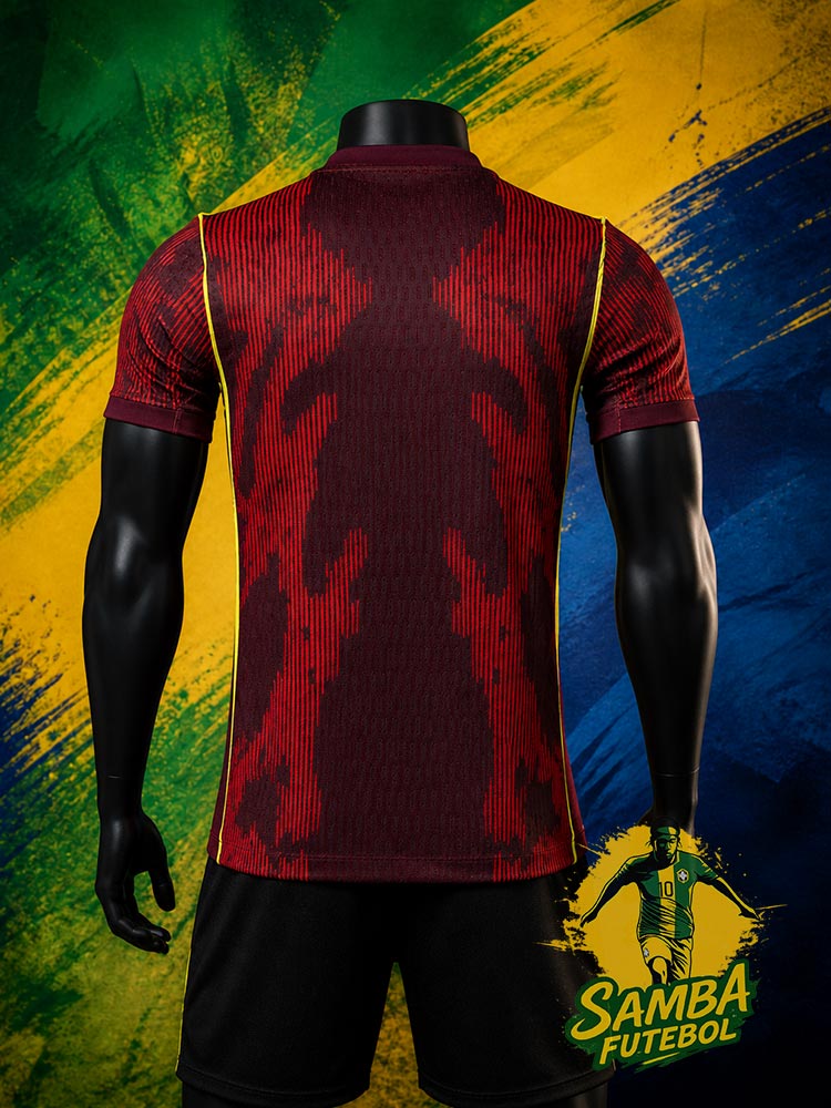 Maillot Brésil Vermelho 2026 vue de dos – effet camouflage bordeaux et liserés jaunes latéraux – Samba Futebol