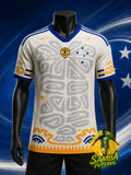Maillot Cruzeiro Da Raiz à Luta 2026 vue de face – écru, motifs tribaux gris et ourlet doré – Samba Futebol