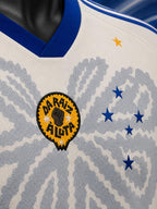 Zoom maillot Cruzeiro Da Raiz à Luta 2026 – patch brodé poing levé et motifs tribaux gris – Samba Futebol
