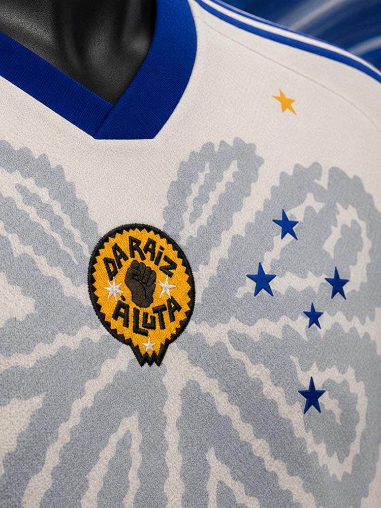 Zoom maillot Cruzeiro Da Raiz à Luta 2026 – patch brodé poing levé et motifs tribaux gris – Samba Futebol