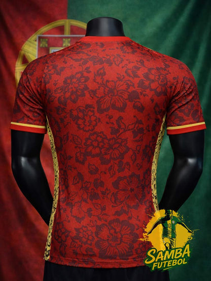 Maillot Portugal Fleurs 2026 dos – rouge floral premium avec détails dorés et écusson Portugal