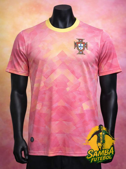 Maillot Portugal Pinky 2026 face – rose géométrique effet cristal avec col jaune et écusson Portugal