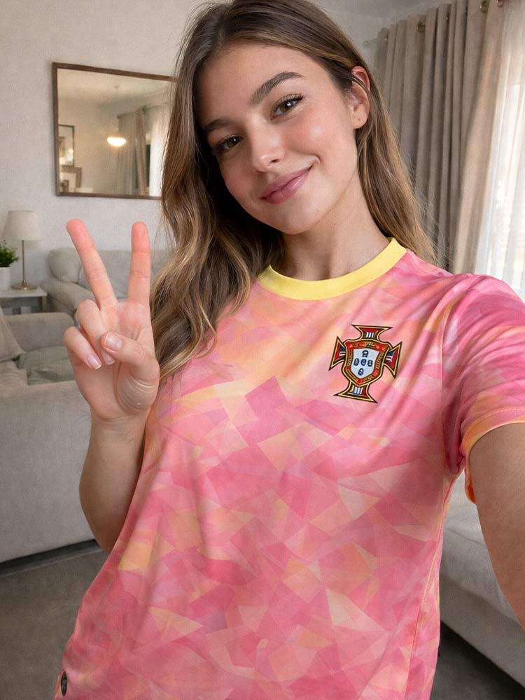 Maillot Portugal Pinky 2026 porté par une femme blonde