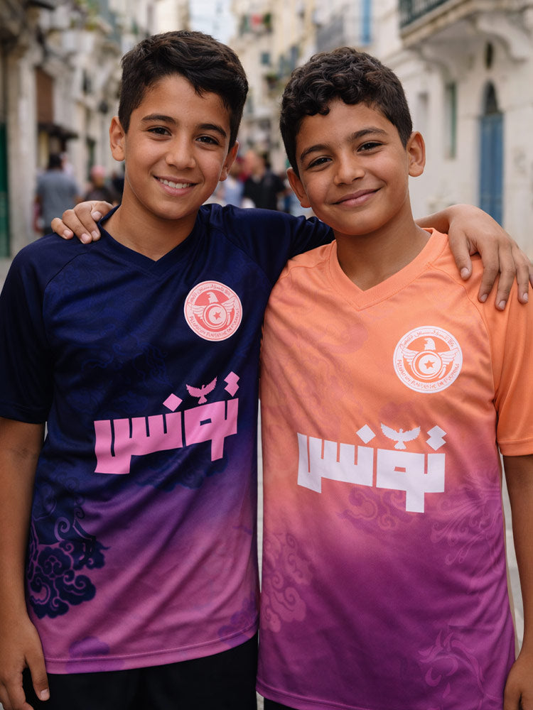 Deux enfants portant de nouveaux maillots de la Tunisie