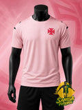Maillot Vasco da Gama Pink Life 2026 vue de face – rose poudré, croix rouge et détails noirs aux épaules – Samba Futebol