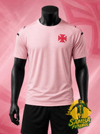 Maillot Vasco da Gama Pink Life 2026 vue de face – rose poudré, croix rouge et détails noirs aux épaules – Samba Futebol