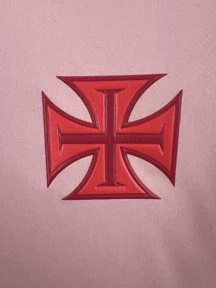 Croix de Malte rouge brodée sur base rose poudré – Samba Futebol