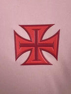 Croix de Malte rouge brodée sur base rose poudré – Samba Futebol