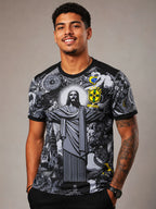 Homme portant le maillot Brésil noir et gris Christ Rédempteur, fond studio neutre