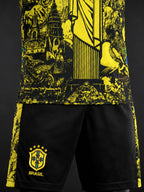 Détail du short noir Brésil et bas du maillot jaune et noir, motif Christ Rédempteur doré