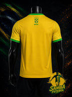 Maillot Brésil jaune, vue de dos uni avec col vert et écusson CBF – design Christ Rédempteur